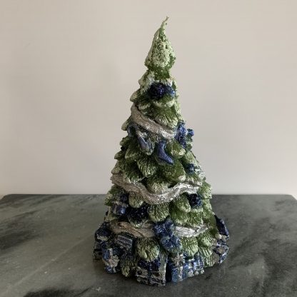 Kerstboom kaars met cadeaus blauw